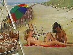 Två lesbiska leker på stranden bakgrund