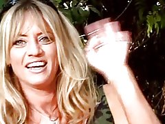 Rödhårig asiatiska lesbiska har sin trånga fitta slickad av lekfulla vänner i park