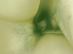 Sexig asiatisk i kjol blir hennes trånga fitta fingered av stud sedan knullar