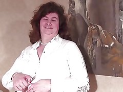 Stor gammal mormor med håriga vagina