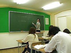 Babe blir hennes små bröst kysste och fitta slickad av stud