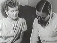 Håriga pojke tränga in sin nya vän (1950-talet vintage)